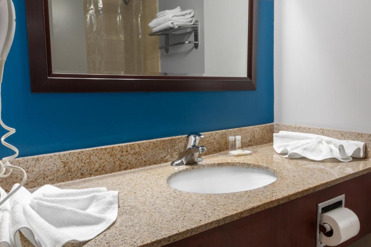 Premier Inn & Suites - Downtown Hamilton Eksteriør billede